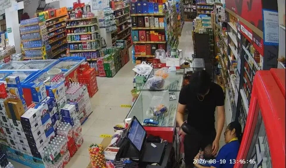 一女外卖员送餐时突遇暴雨，半路把16个月的宝宝临时托给街边超市；店主：孩子你放在这里，安心送完外卖再来接-寻找资源网